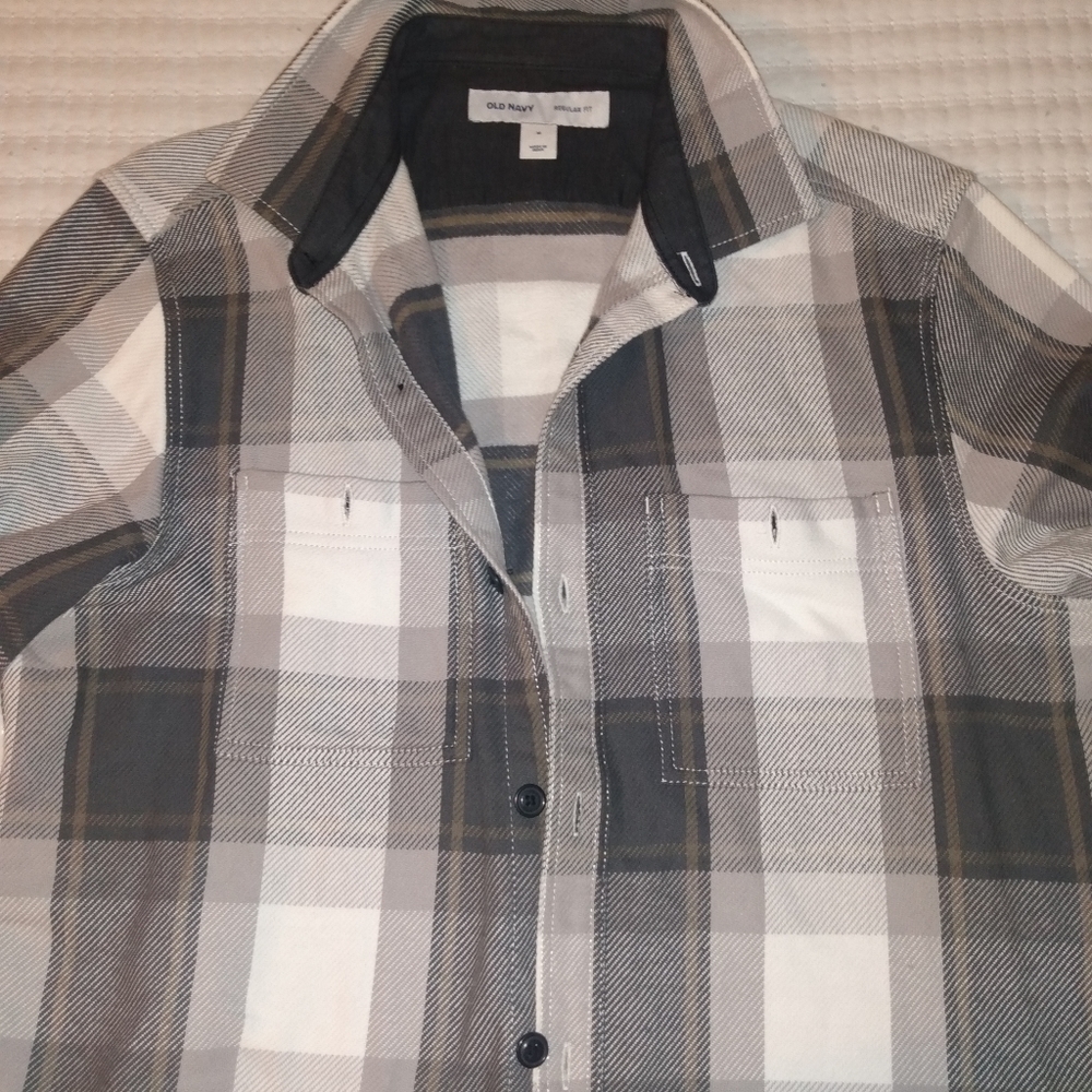Men's grey flannel button up. Long sleeve size medium like new.